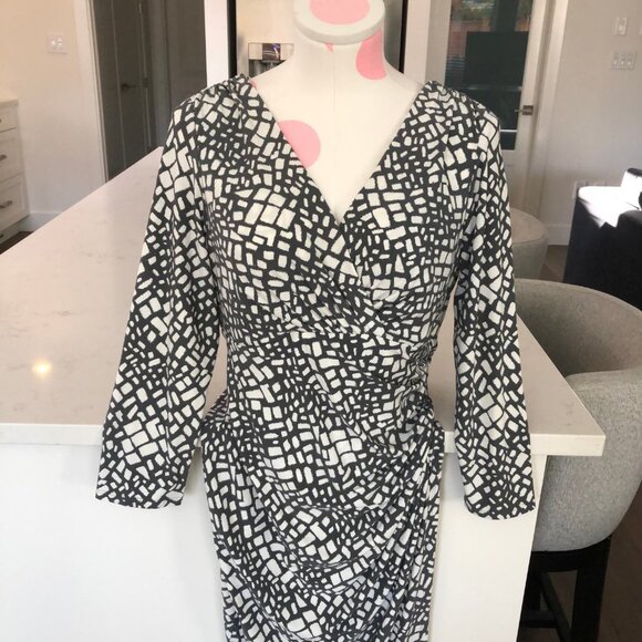Lauren Ralph Lauren V Neck Faux Wrap Print Dress w Side Ruching Gray + Wht Sz 10 - Picture 2 of 13